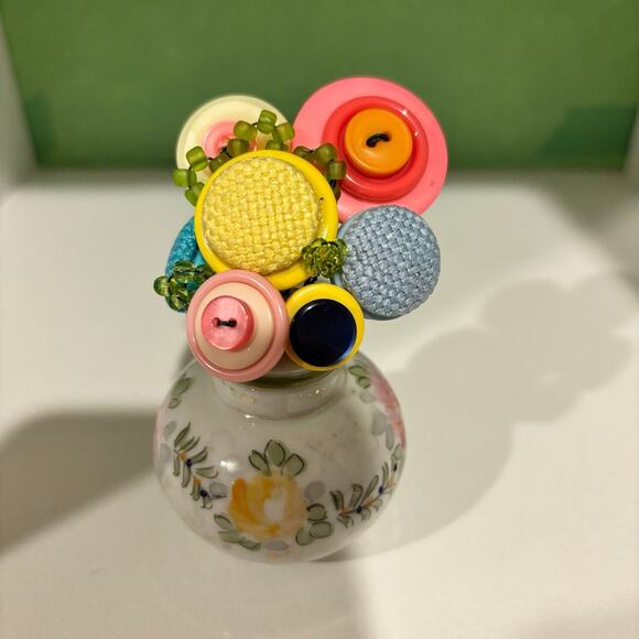Cheerful Button Bouquet In Handpainted S/P Shaker. - Picture 2 of 5